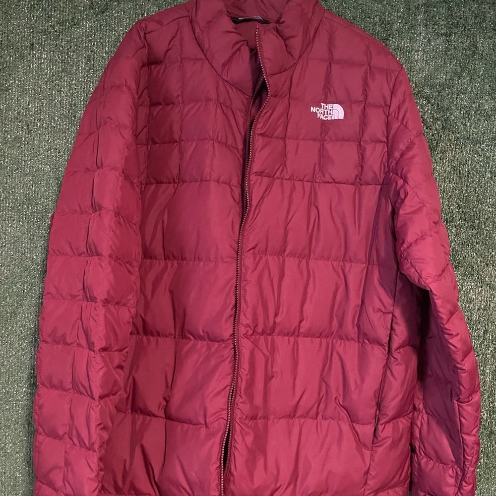 The North Face Jacket
 550 edition 
BURGUNDY 
Size XXL